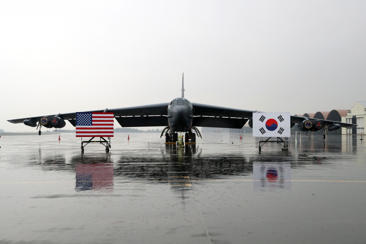 미국의 핵무기 탑재가 가능한 전략폭격기 B-52H가 19일 청주 공군기지에 착륙해 있는 모습. 미국 측은 이날 청주 공군기지에 착륙한 B-52H의 모습을 언론에 공개했다. [국방일보 제공]