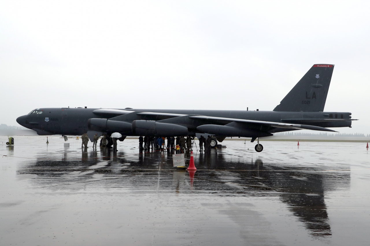 미국의 핵무기 탑재가 가능한 전략폭격기 B-52H가 19일 청주 공군기지에 착륙해 있는 모습. 미국 측은 이날 청주 공군기지에 착륙한 B-52H의 모습을 언론에 공개했다. [국방일보 제공]