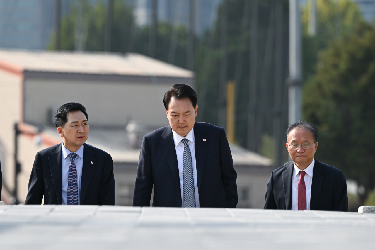 윤석열 대통령이 18일 서울 용산 대통령실 청사에서 국민의힘 김기현 대표, 윤재옥 원내대표, 유의동 정책위의장, 이만희 사무총장 등 당 지도부와 오찬 회동을 마친 뒤 용산어린이정원을 산책하고 있다. [연합]
