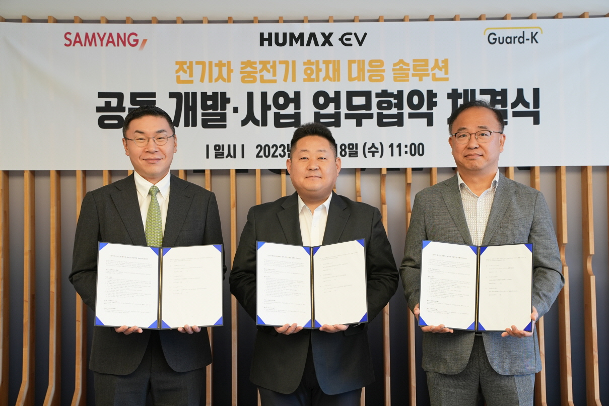 장지욱 휴맥스이브이 대표(가운데), 구본욱 삼양옵틱스 대표(왼쪽), 조욱래 가드케이 대표가 지난 18일 경기도 성남시 소재 휴맥스빌리지에서 전기차 충전기 화재 대응 솔루션 공동 개발 및 공급을 위한 업무협약을 체결하고 기념 사진을 촬영하고 있다[사진제공=휴맥스이브이]