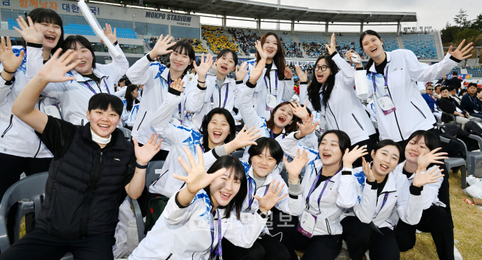 추억 남기는 전남 선수단19일 오후 전남 목포종합경기장에서 제104회 전국체육대회 폐회식이 열린 가운데 전남선수들이 포즈를 취하며 추억을 남기고 있다. /임문철 기자