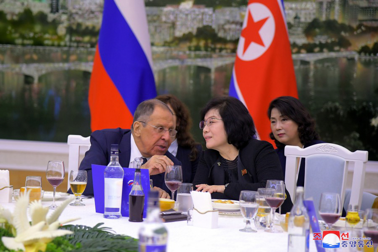 지난 18일 저녁 평양에서 열린 세르게이 라브로프 러시아 외무장관의 방북 환영 연회에서 최선희 북한 외무상이 라브로프 장관과 대화를 나누고 있다. [조선중앙통신 홈페이지 캡처] [연합]