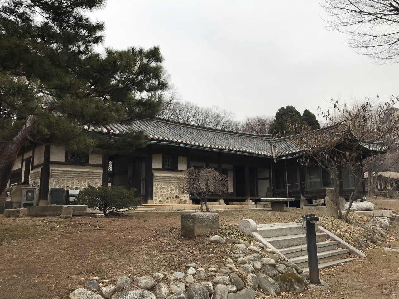 1990년대 당시 친일 인사 송병준 별저 모습. 2000년대 이후 해당 별저는 헐리면서 온누리세계센터가 들어섰다. [용인문화원 제공]