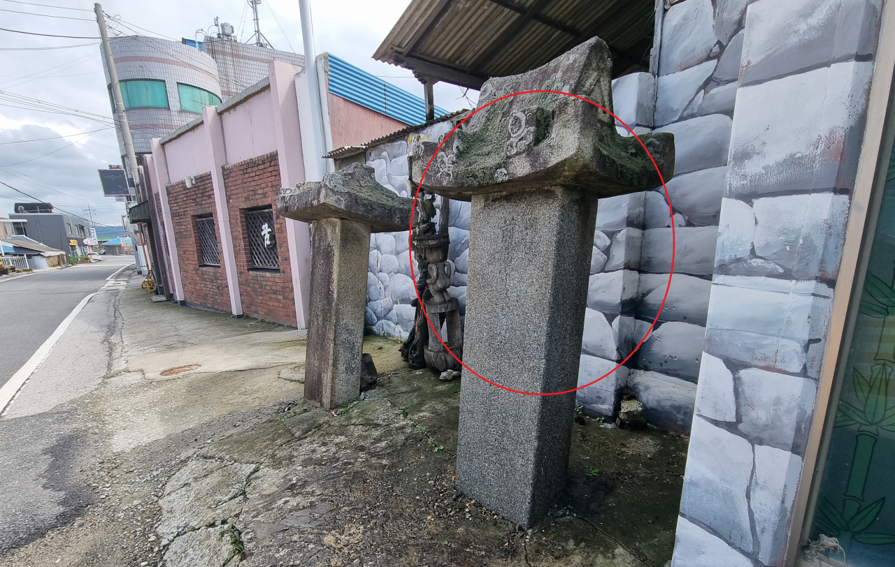 충남 아산시 공세리 한 폐가 앞에 세워진 이석구의 애민선정비. 친일 행적이 있는 그의 비석에 대한 관리가 이뤄지지 않아 15도가량 뒤편으로 기울어져 있었다. 김영철 기자
