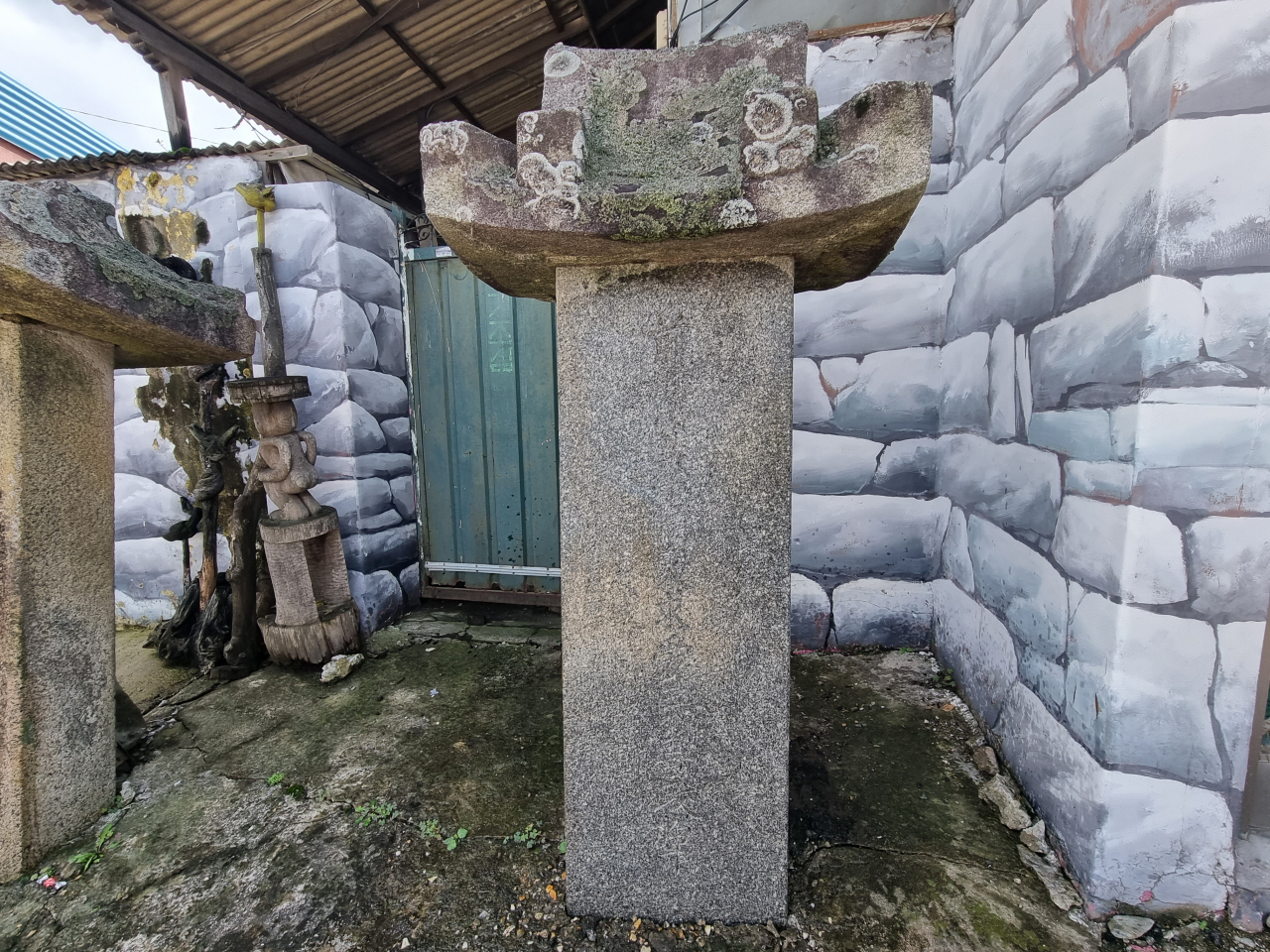 충남 아산시 공세리 한 폐가 앞에 세워진 친일파 이석구의 ‘애민선정비’. 김영철 기자