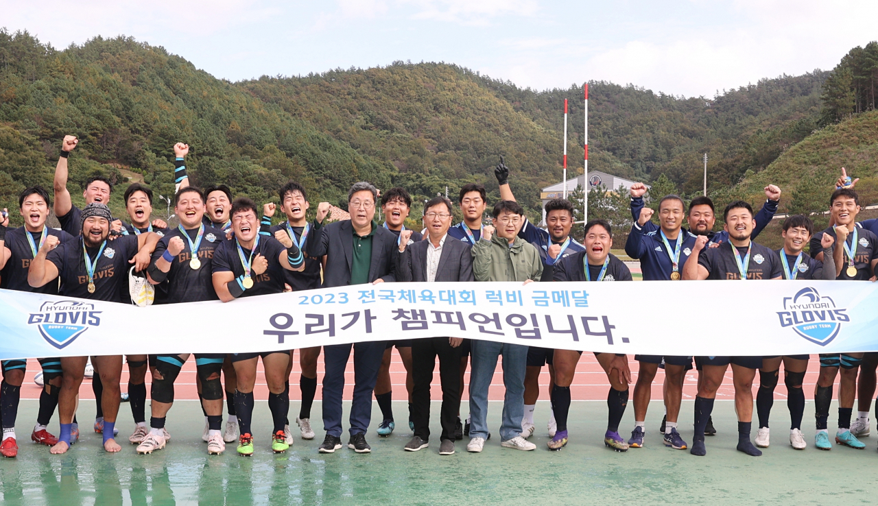 현대글로비스는 소속 럭비단이 ‘제104회 전국체육대회’에서 우승을 차지한 뒤 기념사진을 촬영하고 있다. [현대글로비스 제공]