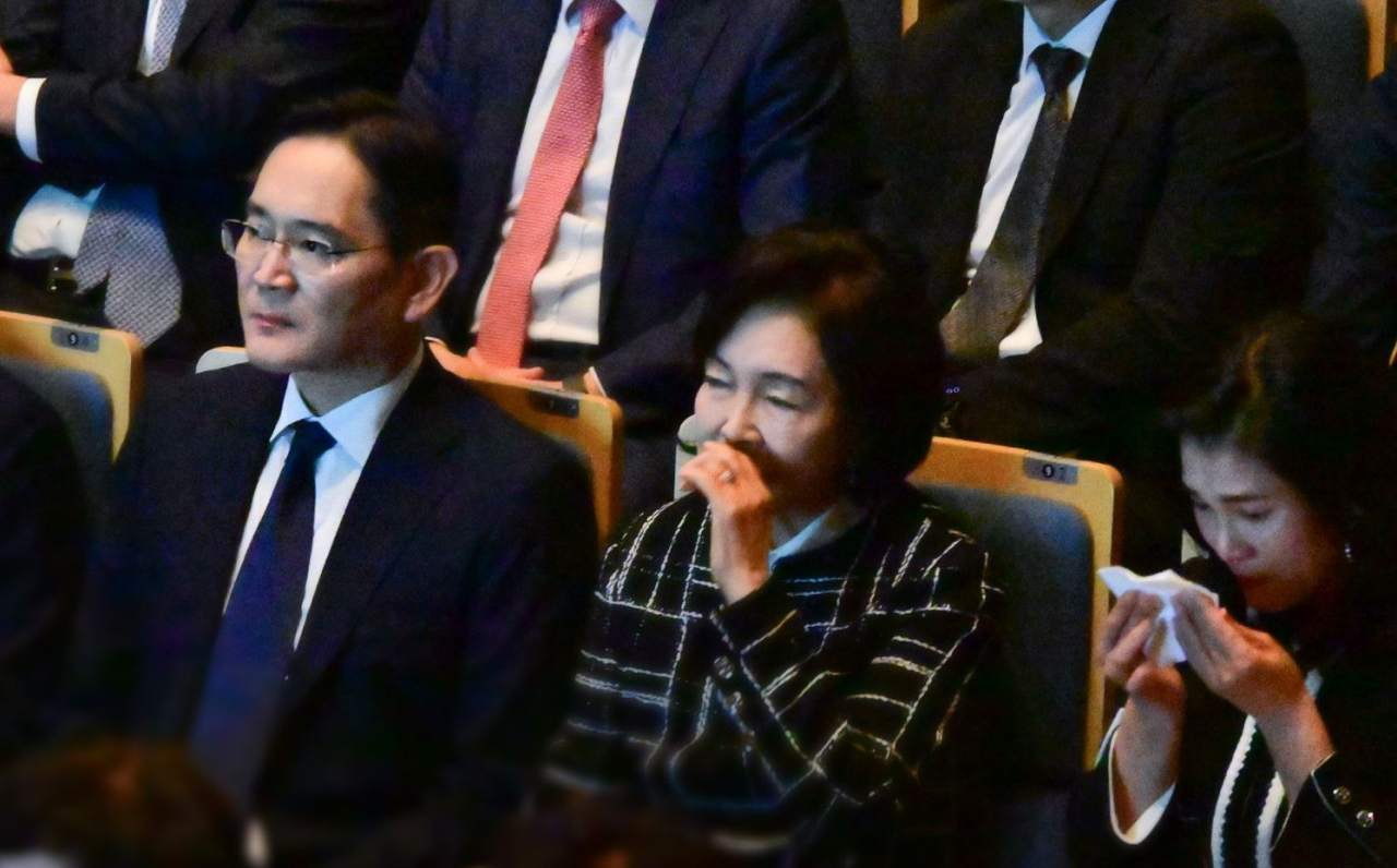 이재용(왼쪽부터) 삼성전자 회장, 홍라희 전 삼성미술관 리움 관장, 이서현 삼성복지재단 이사장이 19일 경기도 용인 삼성전자 인재개발원 콘서트홀에서 열린 ‘이건희 선대회장 3주기 추모 음악회’에 참석했다. 고(故) 이건희 선대회장 영상이 나오자 홍라희 전 관장과 이서현 이사장이 눈물을 흘리고 있다. [삼성전자 제공]