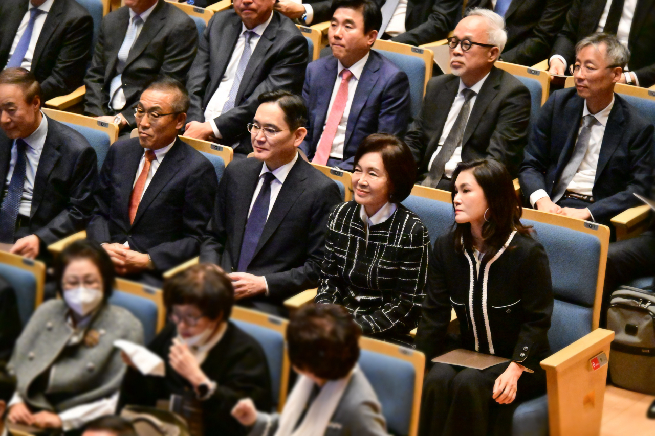 이재용(두번째줄 왼쪽 세번째부터) 삼성전자 회장, 홍라희 전 삼성미술관 리움 관장, 이서현 삼성복지재단 이사장이 19일 경기도 용인 삼성전자 인재개발원 콘서트홀에서 열린 ‘이건희 선대회장 3주기 추모 음악회’에 참석했다. [삼성전자 제공]