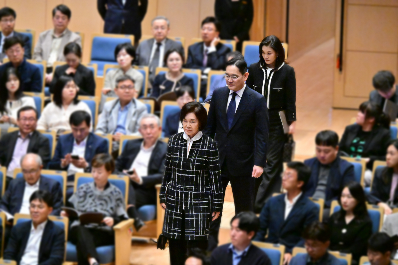 이재용(가운데) 삼성전자 회장, 홍라희(맨앞) 전 삼성미술관 리움 관장, 이서현 삼성복지재단 이사장이 19일 경기도 용인 삼성전자 인재개발원 콘서트홀에서 열린 ‘이건희 선대회장 3주기 추모 음악회’에 입장하고 있다. [삼성전자 제공]