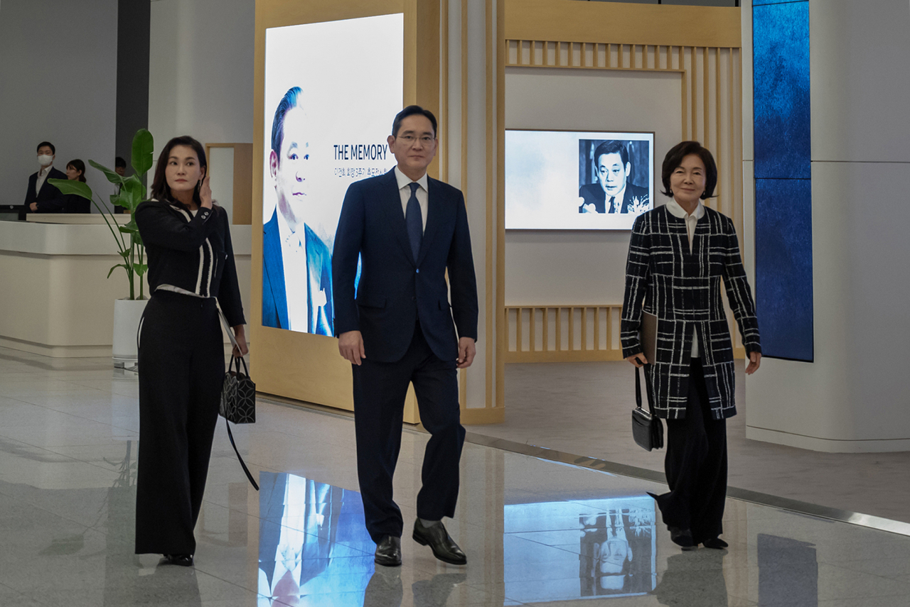 이재용(가운데) 삼성전자 회장, 홍라희(오른쪽) 전 삼성미술관 리움 관장, 이서현 삼성복지재단 이사장이 19일 경기도 용인 삼성전자 인재개발원 콘서트홀에서 열린 ‘이건희 선대회장 3주기 추모 음악회’에 참석했다. [삼성전자 제공]