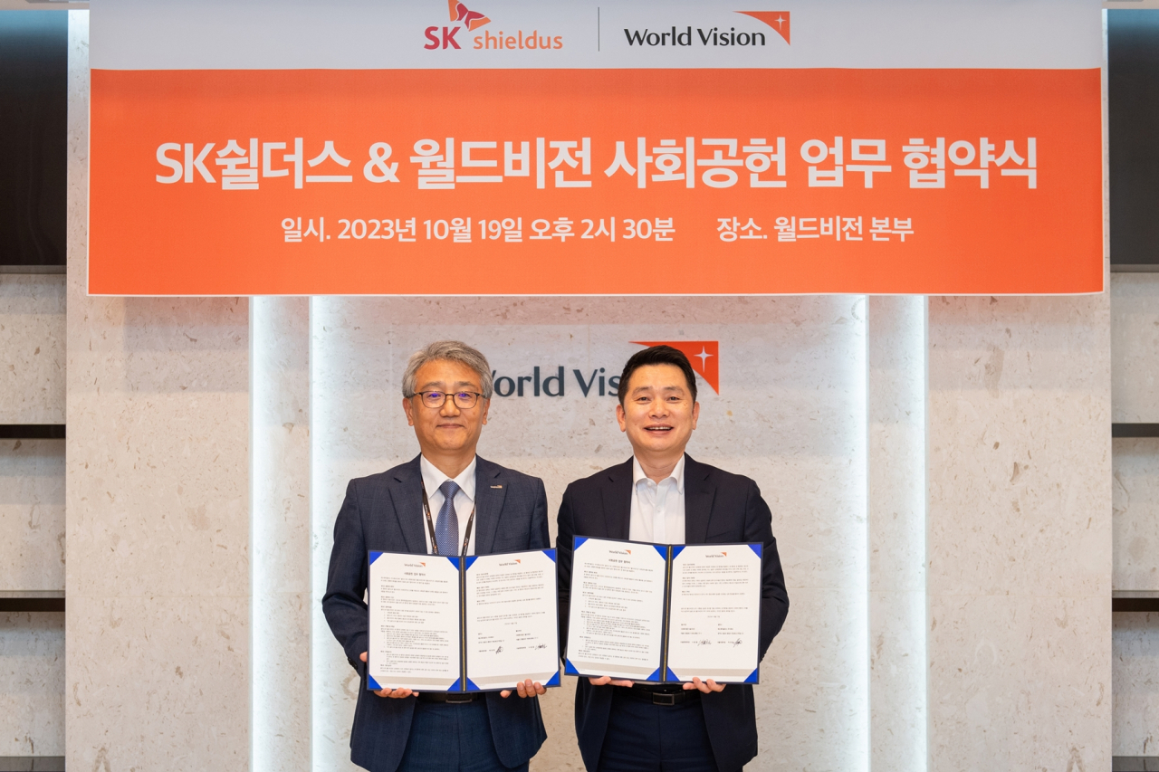 SK쉴더스 박천희(오른쪽) 서울서본부장(상무)와 월드비전 나윤철 나눔참여사업본부장이 사회공헌활동을 위한 업무협약식에서 기념 촬영을 하고 있다. [SK쉴더스 제공]