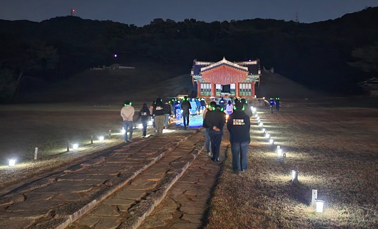 ‘삼각관계 능’ 명릉 숙종과인현이 금슬좋게 나란히 묻힌 두 봉분을 사진 왼쪽 막내왕후 인원이 지켜보고 있다.
