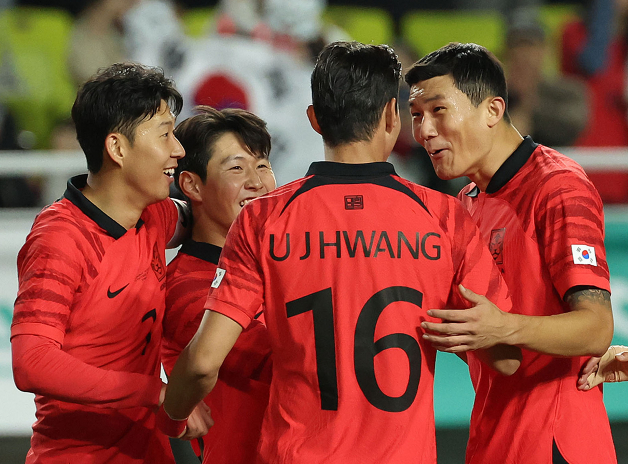 17일 경기도 수원월드컵경기장에서 열린 축구대표팀 한국과 베트남의 친선경기. 후반전 이강인이 팀 다섯번 째 골을 넣은 뒤 손흥민, 김민재 등과 기뻐하고 있다. [연합]