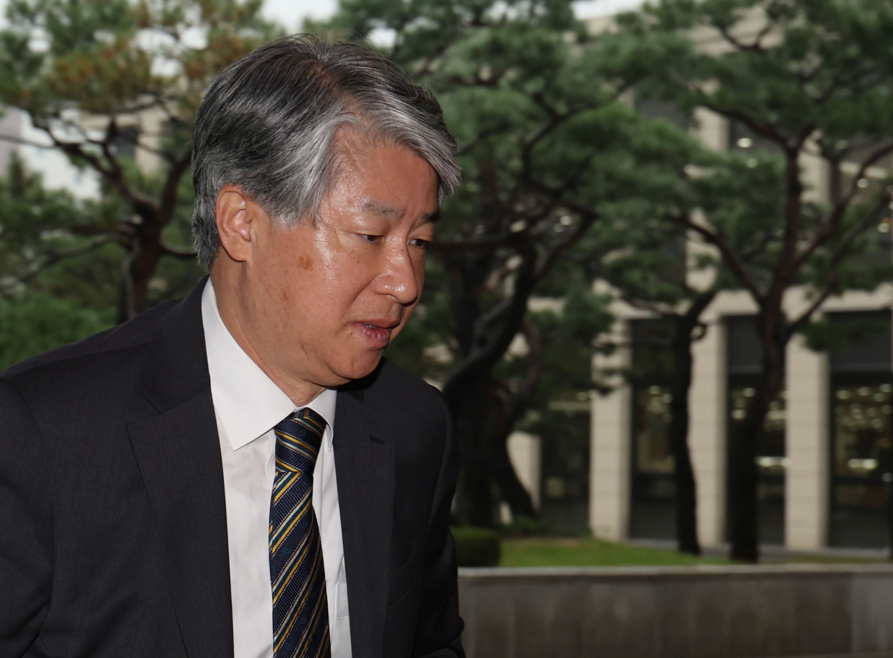 헌법재판소장 후보자로 지명된 이종석 헌법재판관이 지난 19일 오전 서울 종로구 헌법재판소로 출근하고 있다. [연합]