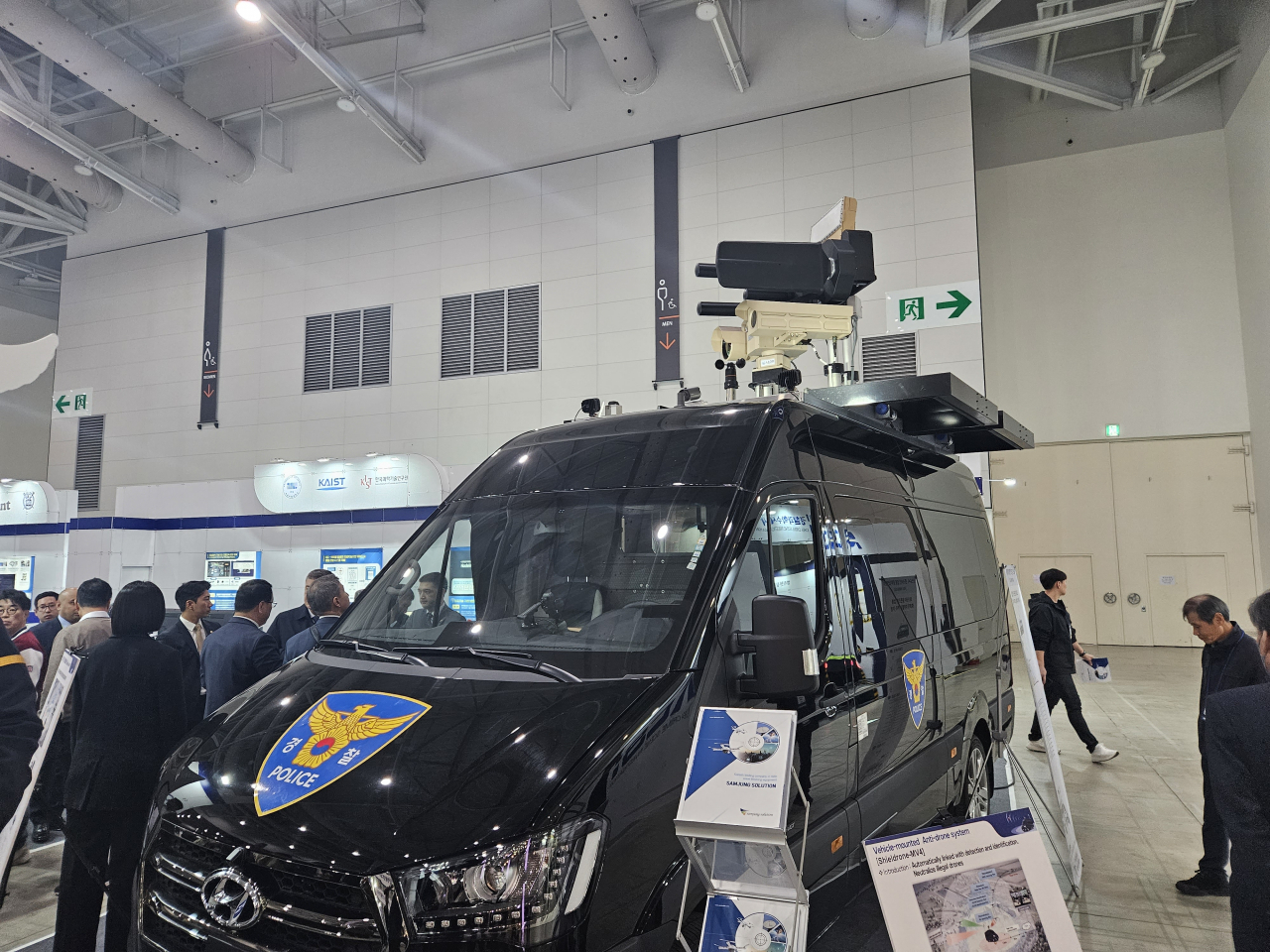 지난 19일 인천 송도에서 개막한 ‘국제치안산업대전’에서 불법 드론을 탐색해 무력화하는 경찰차가 전시됐다. 김빛나 기자