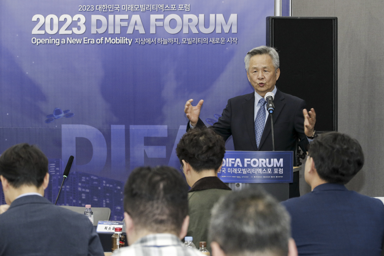 2023 DIFA MaaS 심포지엄에서 인사말을 하고 있는 김기혁 대구교통공사 사장. 김 사장은 “교통수단을 통합한 도어 투 도어 서비스 도입이 필요하다”고 말했다. [한국자동차기자협회 제공]
