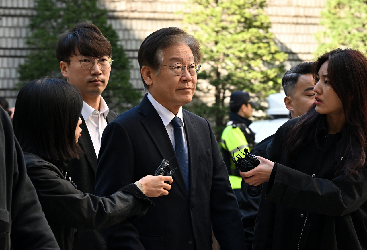 이재명 더불어민주당 대표가 17일 오전 서울 서초구 서울중앙지법에서 열린 '대장동·위례신도시 개발 특혜 및 성남FC 후원금 뇌물 혐의' 관련 2차 공판에 출석하고 있다. 임세준 기자