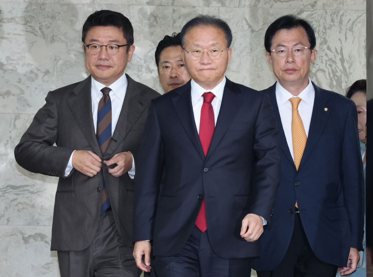 윤재옥 국민의힘 원내대표가 20일 국회에서 열린 국정감사대책회의에 참석하고 있다. 왼쪽부터 유의동 정책위의장, 윤 원내대표, 이만희 사무총장. [연합]