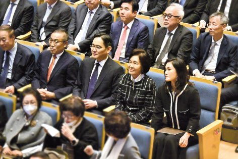 이재용(두번째줄 왼쪽 세번째부터) 삼성전자 회장, 홍라희 전 삼성미술관 리움 관장, 이서현 삼성복지재단 이사장이 19일 경기도 용인 삼성전자 인재개발원 콘서트홀에서 열린 ‘이건희 선대회장 3주기 추모 음악회’에 참석했다. [삼성전자 제공]