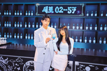 모델이 새로 출시 1주년 기념 팝업 행사에서 새로를 선보이고 있다. [롯데칠성음료 제공]