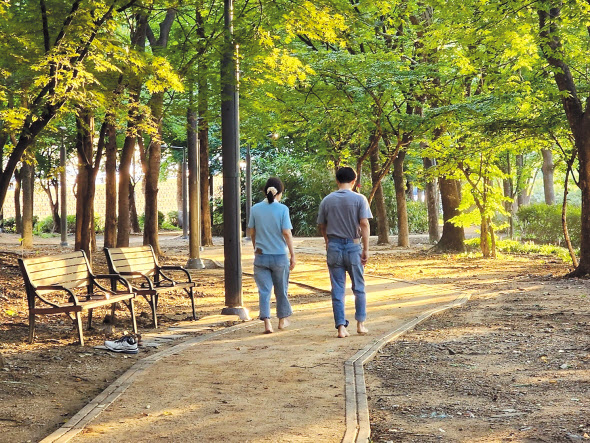 전국에 맨발걷기 열풍이 불면서 지자체들도 앞다퉈 맨발걷기 지원에 나서고 있다. 사진은 맨발걷기 길 12곳을 운영하고 있는 서울 서초구의 주민들이 맨발로 산책하는 모습. [서초구 제공]