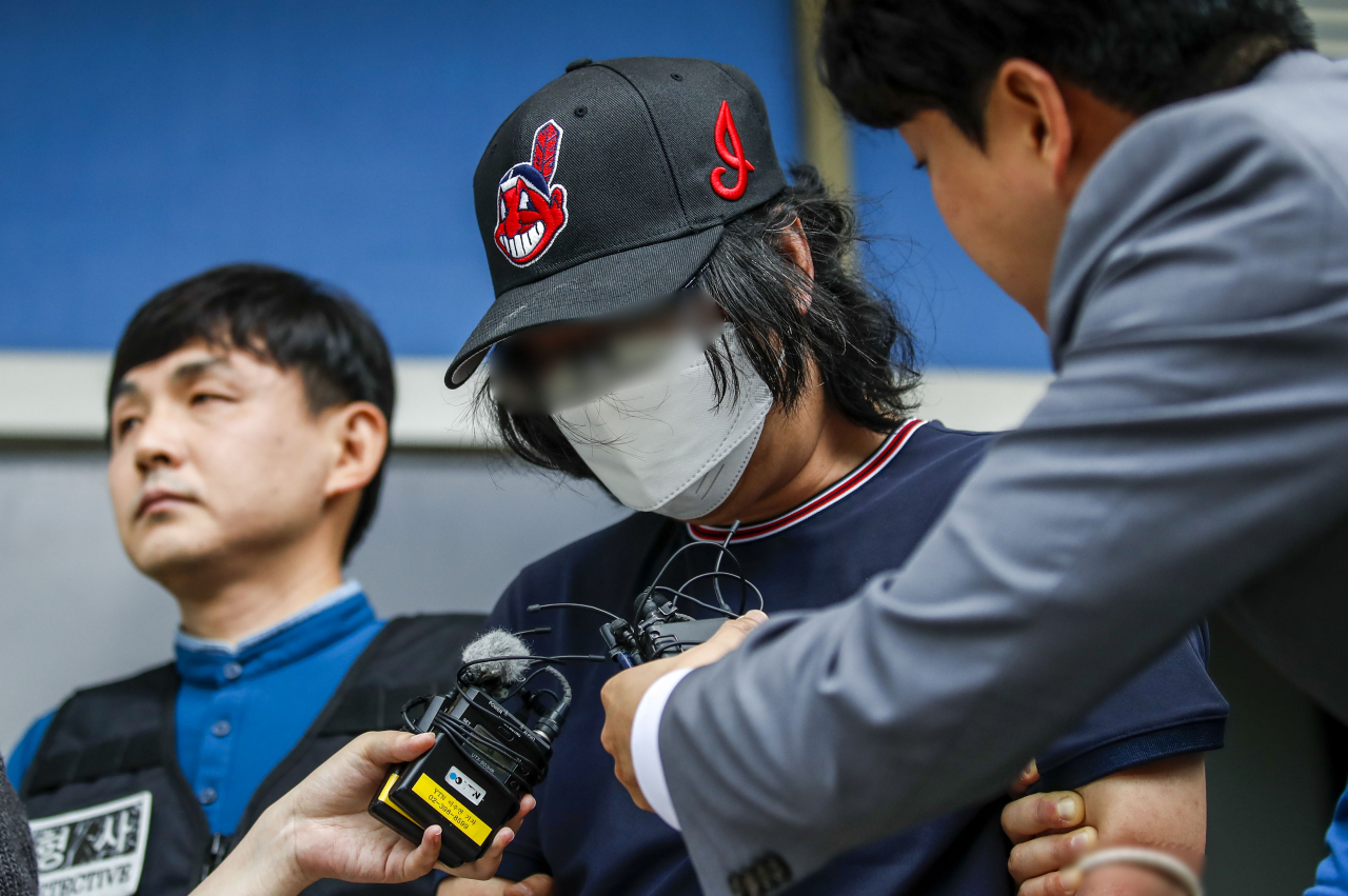 서울 양천구의 다세대주택에서 층간 누수 문제로 다투던 이웃을 살해한 뒤 불을 지른 혐의를 받는 30대 정모씨가 지난 6월 27일 오전 서울 양천경찰서에서 검찰로 송치되며 취재진의 질문에 답하고 있다. [뉴시스]
