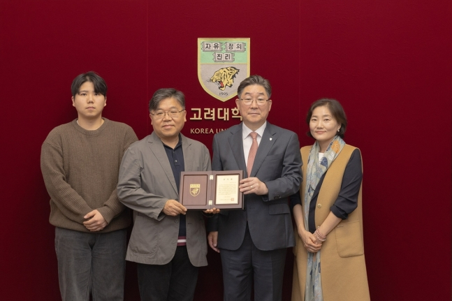 이태원 참사로 숨진 고(故) 신애진씨의 유가족들이 지난 19일 서울 성북구 고려대 본관 총장실에서 김동원 총장에게 장학기금을 전달하고 있다. 왼쪽부터 신씨의 동생, 아버지 신정섭씨, 김 총장, 어머니 김남희씨. [고려대 제공]