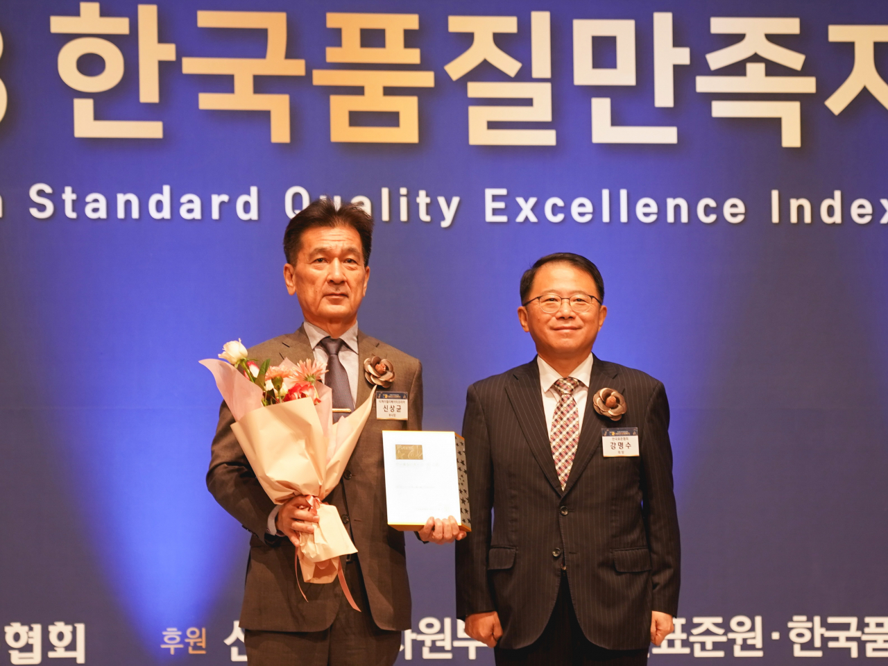 한국품질만족지수 인증 수여식에서 상패를 수상한 신상균 TK엘리베이터 부사장(왼쪽). [TK엘리베이터 제공]