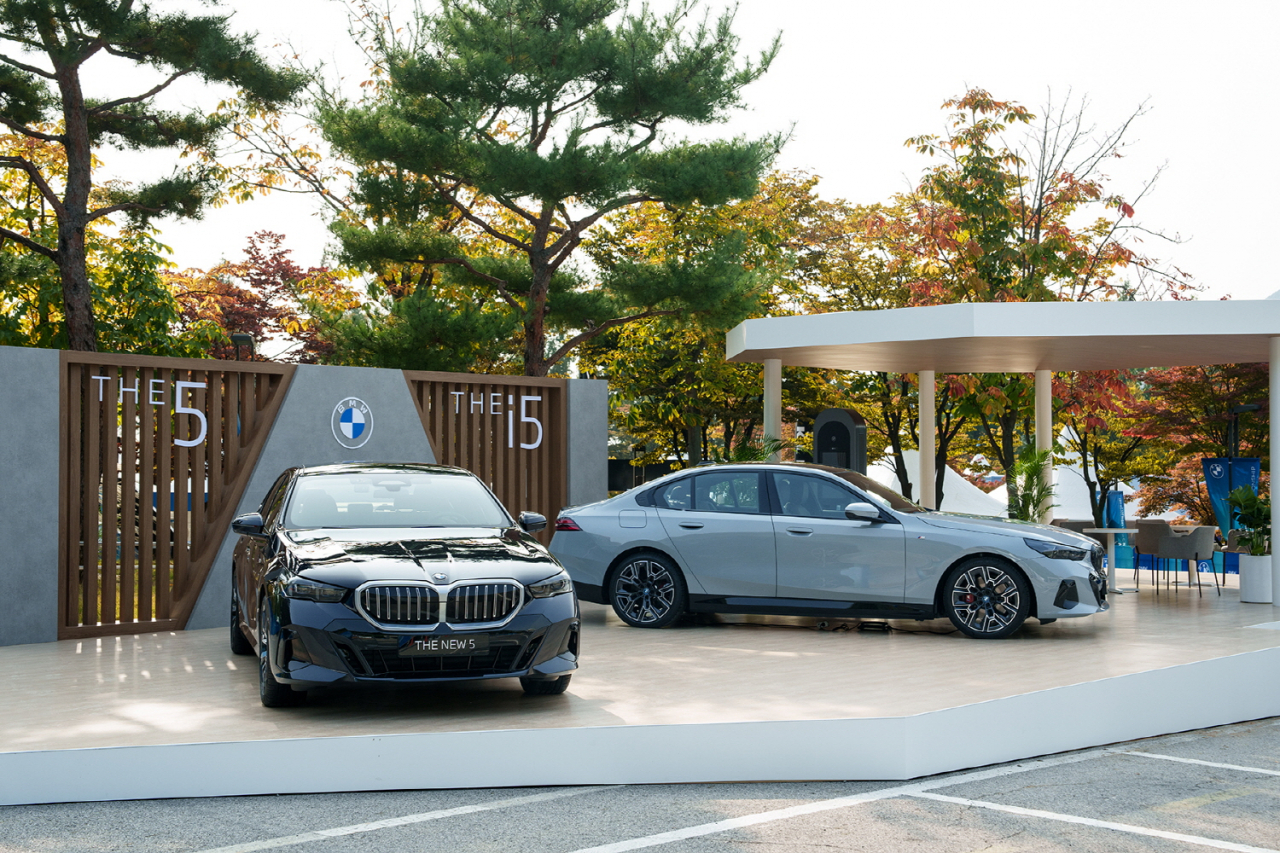 갤러리 플라자에 전시된 BMW 뉴 5시리즈. [BMW 코리아 제공]