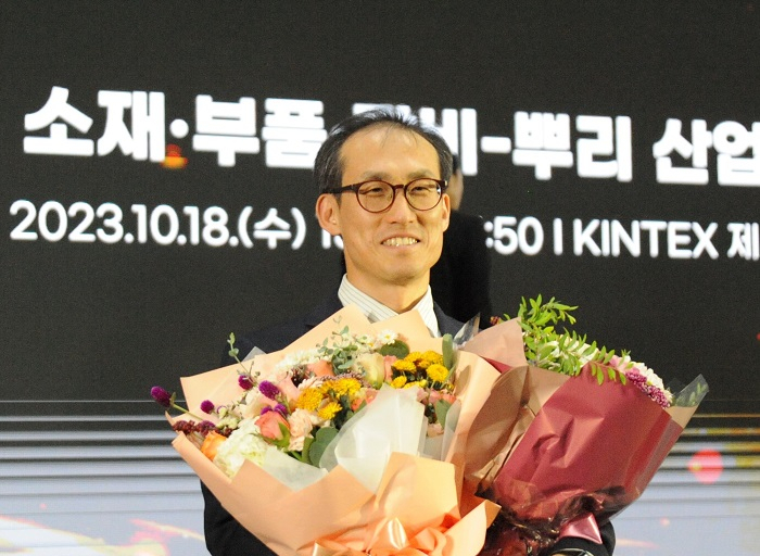 [사진 설명] 아이에스시(ISC) 이병주 이사, 2023 소부장뿌리 기술대전에서 석탑산업훈장 수훈