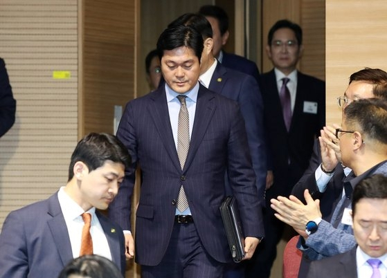 올 4월 충남 아산 삼성디스플레이에서 열린 신규투자 협약식에 참석하는 김승희 대통령실 의전비서관. 연합뉴스