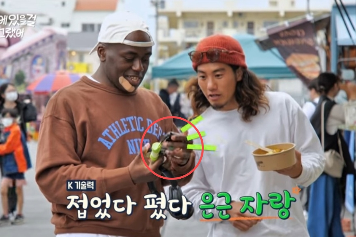 웹 예능 프로그램 ‘집에 있을걸 그랬어’에 등장한 삼성전자 갤럭시Z 플립 제품. 일본 현지인이 화면이 접히는 스마트폰을 보고 신기해하고 있다. [유튜브]