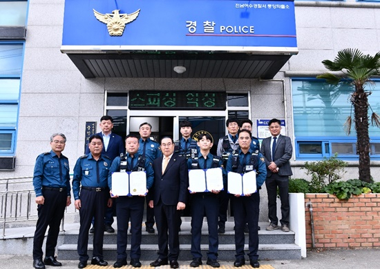 여수시의회 김영규 의장(가운데)이 20일 중앙파출소를 찾아 화재 진압에 기여한 경찰관들을 격려하고 있다.