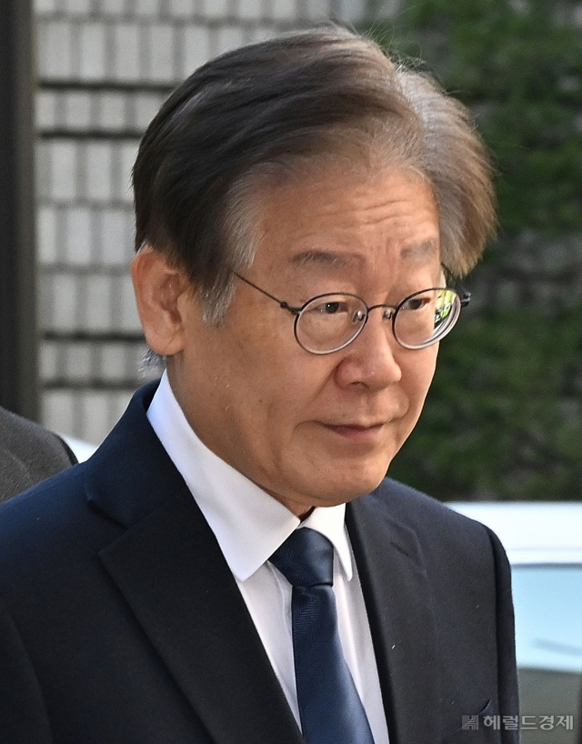 이재명 더불어민주당 대표가 17일 오전 서울 서초구 서울중앙지법에서 열린 '대장동·위례신도시 개발 특혜 및 성남FC 후원금 뇌물 혐의' 관련 2차 공판에 출석하고 있다. 임세준 기자.
