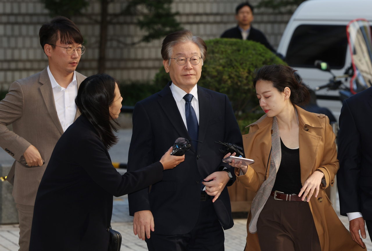 이재명 더불어민주당 대표가 20일 오전 서초구 서울중앙지방법원에서 열린 대장동 배임·성남FC 뇌물 관련 1심 3회 공판에 출석하고 있다. [연합]