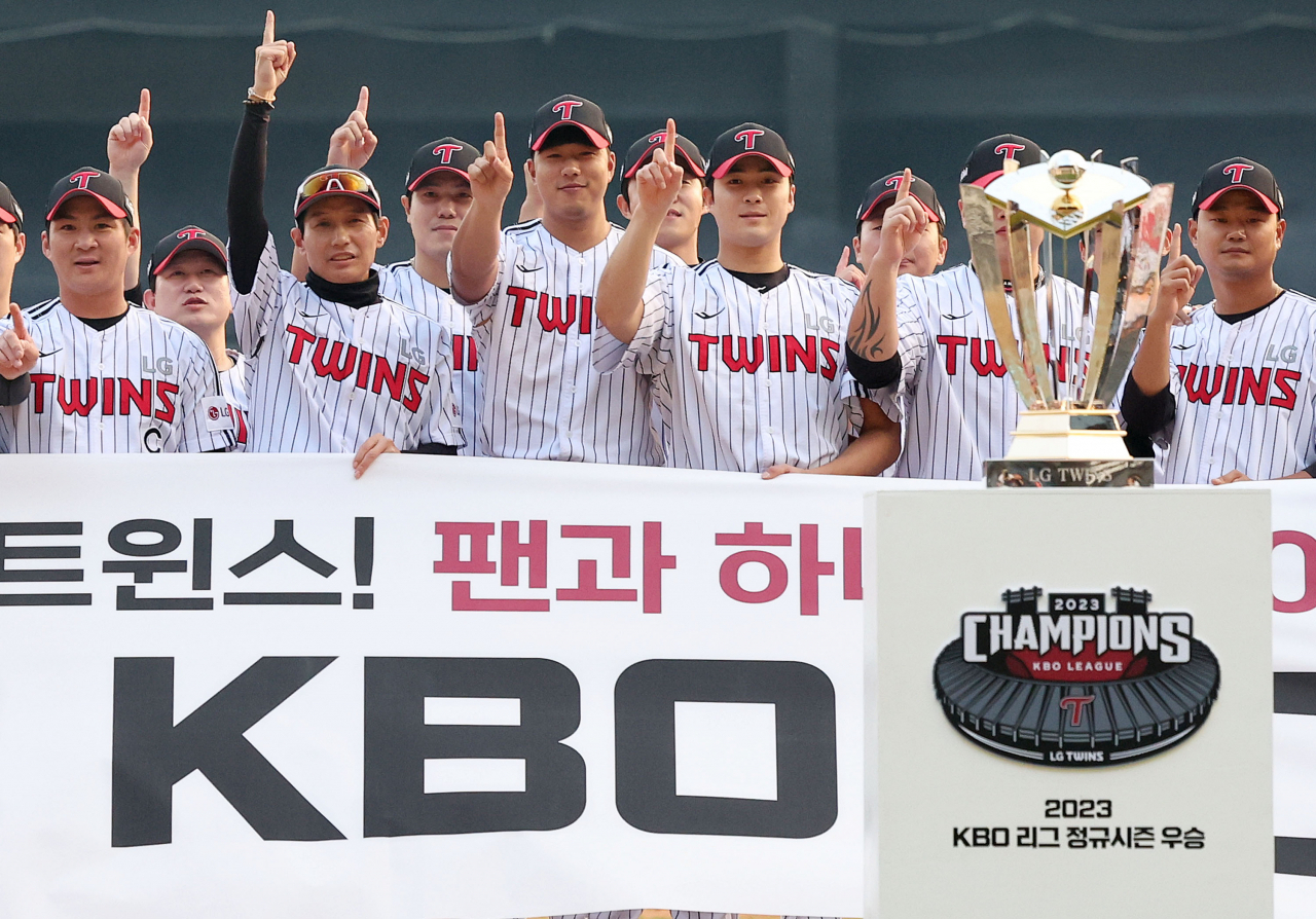 지난 15일 서울 송파구 잠실야구장에서 열린 LG트윈스 정규시즌 우승 트로피 전달식에서 염경엽(왼쪽 두 번째) 감독과 선수들이 트로피를 배경으로 기념촬영하고 있다. [연합]
