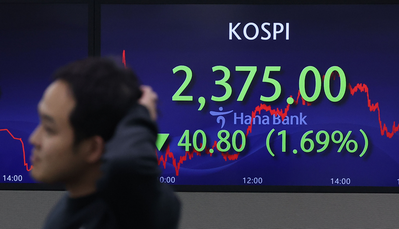 코스피가 전장보다 40.80포인트(1.69%) 내린 2375.00로 마감한 20일 오후 서울 중구 하나은행 딜링룸에서 딜러들이 업무를 보고 있다. 이날 원/달러 환율은 5.0원 내린 1352.4원으로, 코스닥은 전장보다 14.79p 내린 769.25로 마감했다. 연합뉴스
