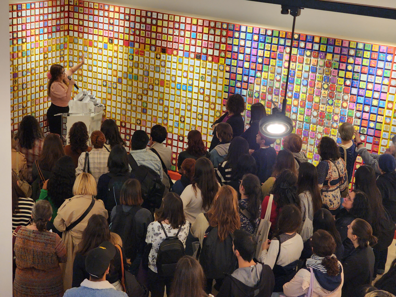 Visitors view Kang Ik-joong‘s installation “Things I Know” at the Korean Cultural Center in Spain, located in Madrid, Thursday. (Korean Cultural Center in Spain)