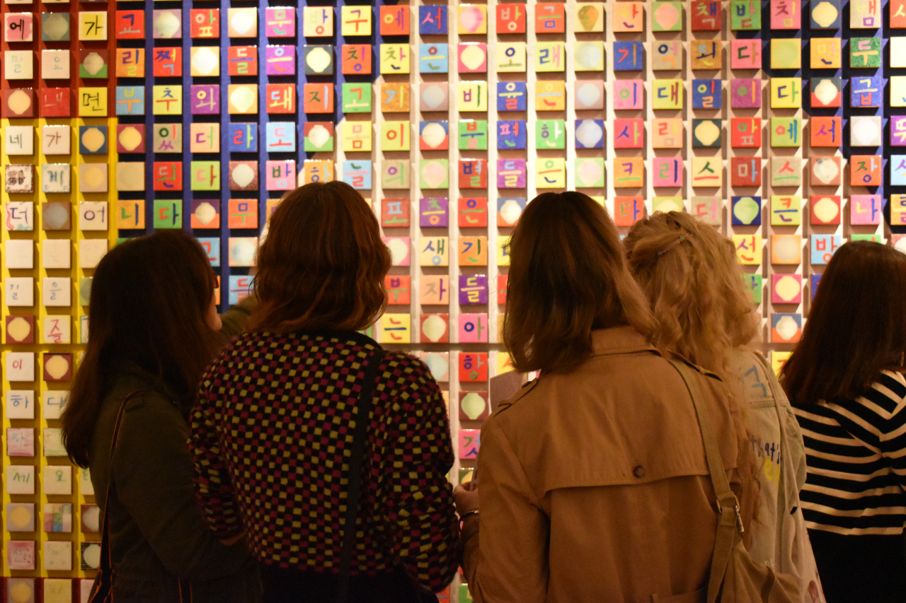 Visitors view Kang Ik-joong‘s installation “Things I Know” at the Korean Cultural Center in Spain, located in Madrid, Thursday. (Korean Cultural Center in Spain)