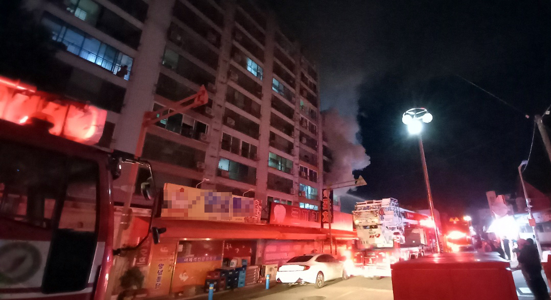 21일 오전 3시 22분께 전북 부안군 한 아파트에서 불이 나 연기가 치솟고 있다.[연합]
