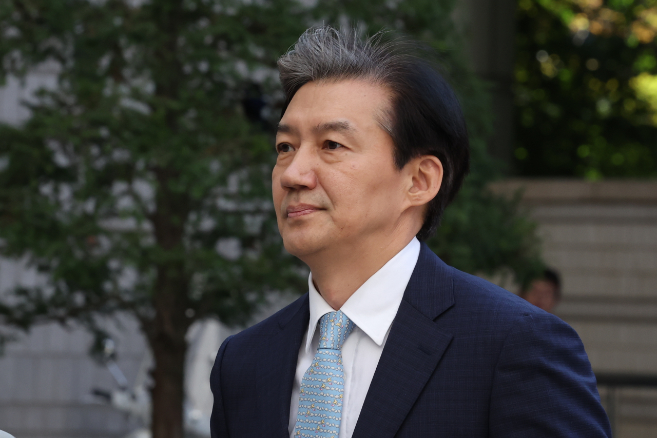 '자녀 입시 비리·감찰 무마 의혹'으로 재판에 넘겨진 조국 전 법무부 장관이 16일 오후 서울 서초구 서울고등법원에서 열리는 2심 속행 공판에 출석하고 있다. [연합]