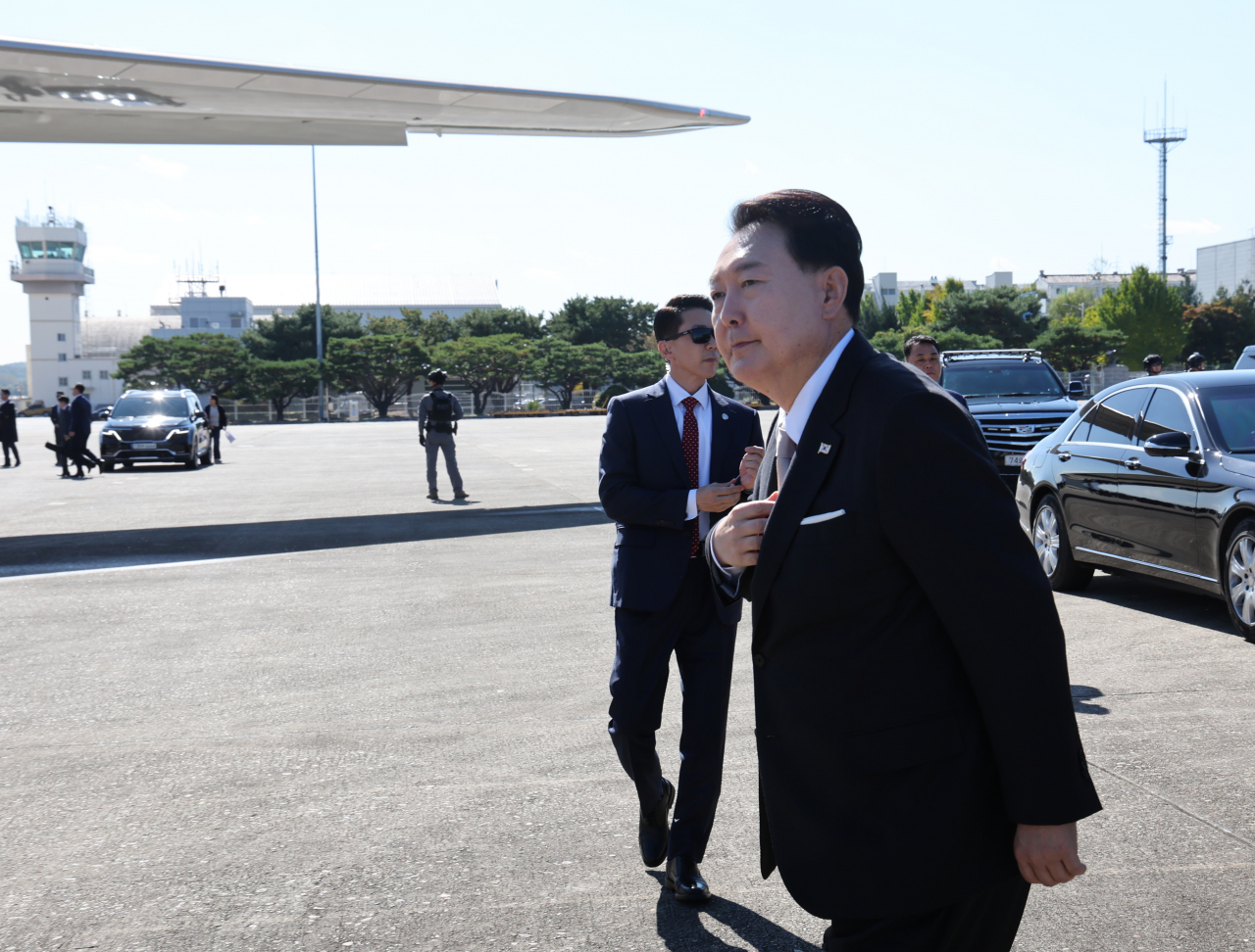 윤석열 대통령이 21일 성남 서울공항에서 사우디아라비아와 카타르 국빈 방문을 위해 출국하고 있다. [연합]