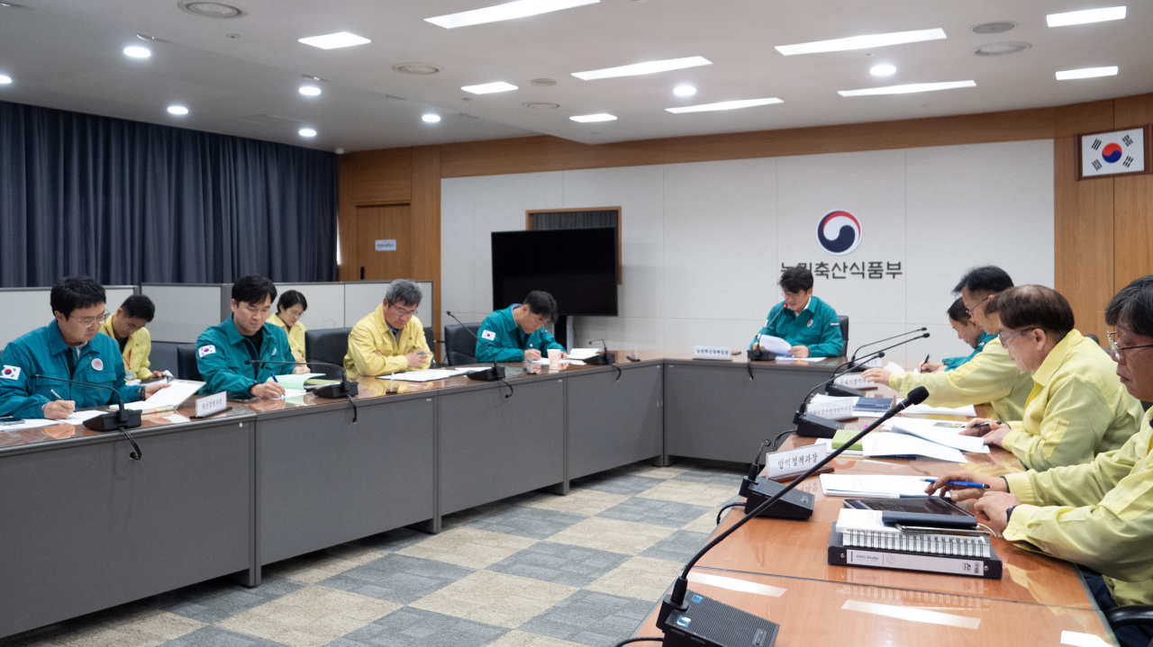 럼피스킨병 중앙사고수습본부가 지난 20일 충청남도 서산시 소재 한우농장에서 럼피스킨병 발생이 확산하자 농림축산식품부·행정안전부·농림축산검역본부 등 관계기관, 지방자치단체와 회의를 열어 위기 경보를 심각 단계로 상향 조정했다. [농림축산식품부 제공]