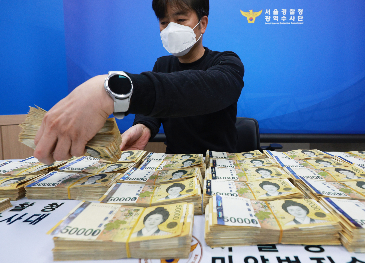 서울 마포구 서울경찰청 광역수사단에서 열린 마약 국내 유통 조직 검거 관련 브리핑에서 관계자가 압수물품을 정리하고 있다. [연합]