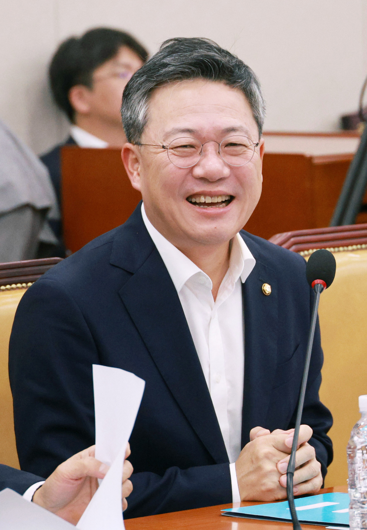 국민의힘 박정하 의원이 국회에서 열린 국토교통위원회 국정감사에서 동료 의원들과 이야기를 나누고 있다. [연합]
