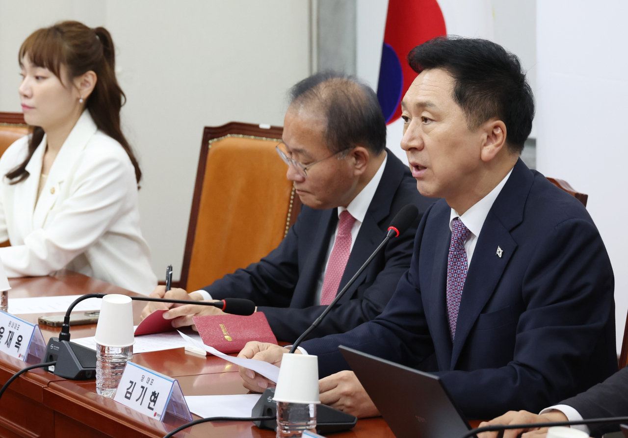 김기현(오른쪽) 국민의힘 대표가 19일 국회에서 열린 최고위원회의에서 발언하고 있다. [연합]