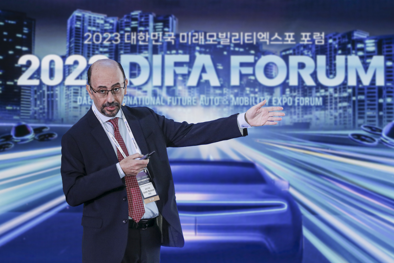 사메르 마다낫 뉴욕대 아부다비 공과대학 학장이 CTO가 20일 열린 2023 DIFA 포럼에서 기조강연자로 나선 모습. [한국자동차기자협회 제공]
