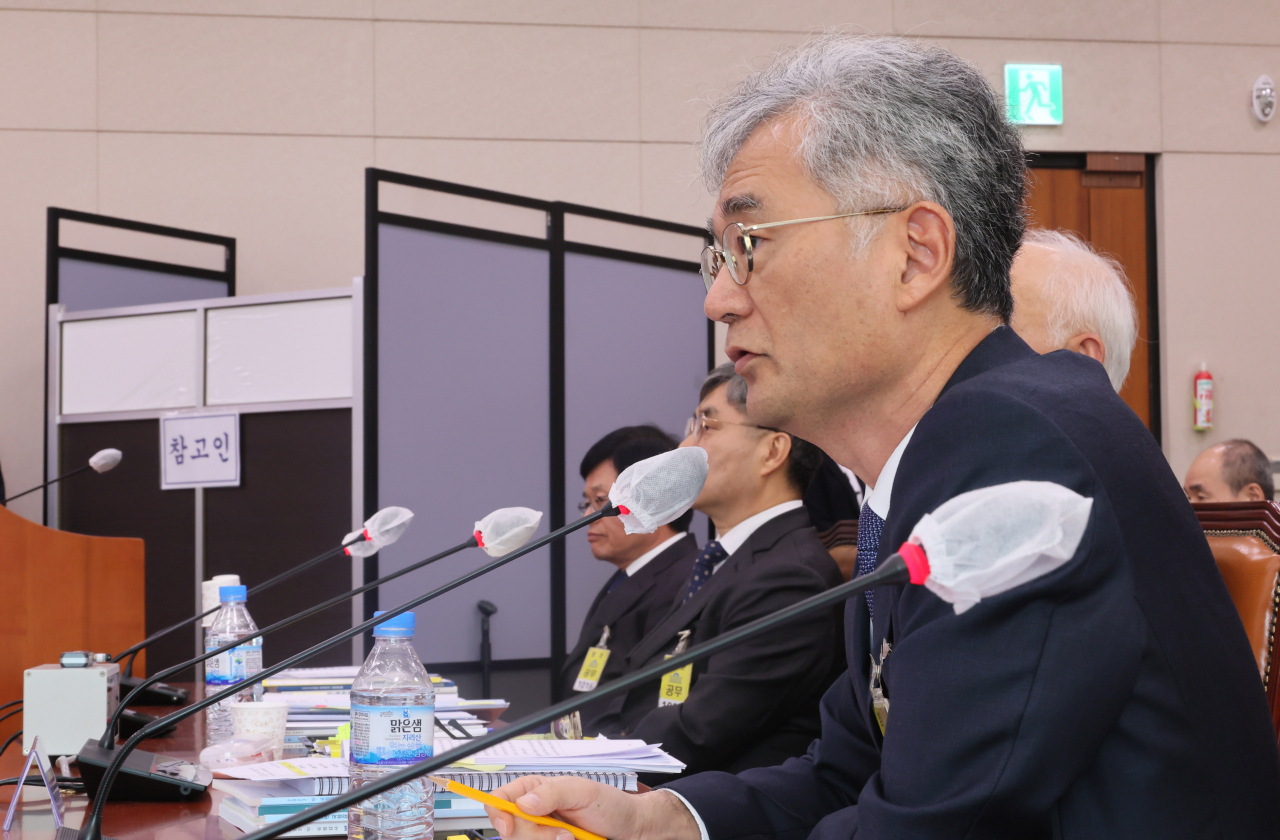 김흥준 부산고등법원장이 20일 국회 법제사법위원회에서 열린 부산지법 등에 대한 국정감사에서 참고인으로 출석한 '부산 돌려차기' 사건 피해자 관련 질의에 답변하고 있다. [연합]