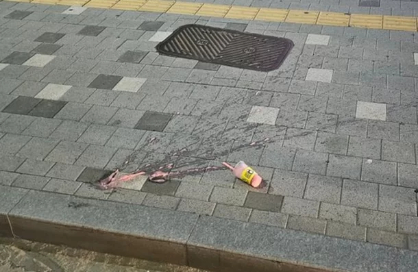 최근 한 서울시내버스 승객이 음료를 들고 버스를 타려다 제지당하자 바닥에 내동댕이 친 모습 [출처:엑스]
