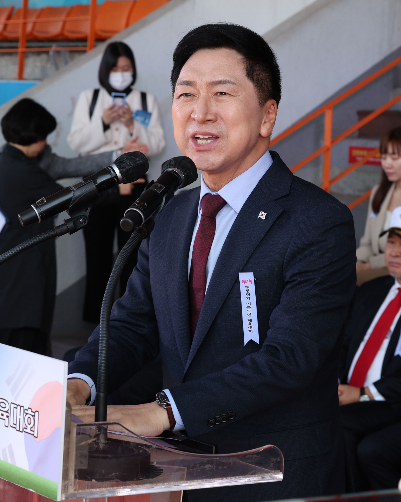 국민의힘 김기현 대표가 22일 서울 용산구 효창운동장에서 열린 제41회 대통령기 이북도민 체육대회 개회식에서 축사를 하고 있다. [연합뉴스]